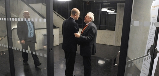 Předseda Rady seniorů Zdeněk Pernes a předseda ČSSD Bohuslav Sobotka mají k sobě blízko.