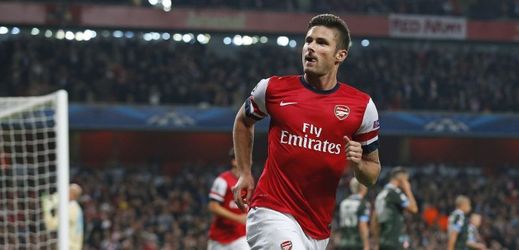 Útočník Arsenalu Oliver Giroud přidal druhý gól do sítě Neapole.