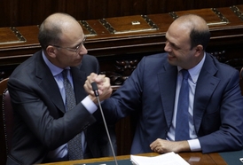 Enrico Letta (vlevo) a Angelo Alfano po hlasování.