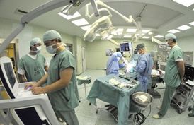 Lékařský tým Fakultní nemocnice v Olomouci loni provedl třetí operaci metodou hluboké mozkové stimulace pomocí šetrnějšího zařízení, která se provádí pro zmírnění projevů Parkinsonovy nemoci.