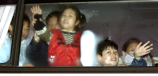 Tyto děti měly více štěstí, podařilo se jim uprchnout a jsou na cestě do nemocnice v Soulu.