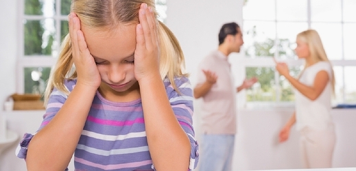 Rozchody a rozvody a vleklé spory jednoznačně představují psychické týrání dětí. Dítě má nejistotu. Neví, co bude a jak, tvrdí šéfka nadace (ilustrační foto).