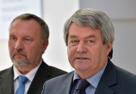Předseda poslaneckého klubu KSČM Pavel Kováčik (vlevo) a předseda KSČM Vojtěch Filip.