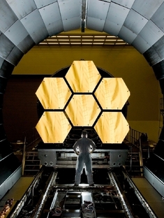 Testovaná zrcadla budoucího nástupce Hubblu - teleskopu Jamese Webba.