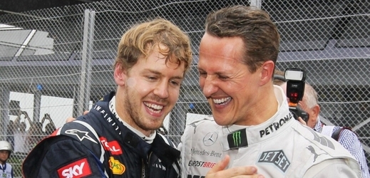 Sebastian Vettel (vlevo) a Michael Schumacher.