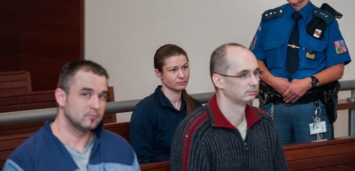 Daniela Filippov (druhá zleva), Lukáš Juška (vlevo) a Václav Janda (vpředu vpravo) 4. října u Krajského soudu v Liberci.