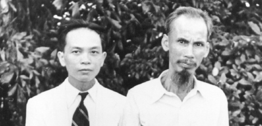 Vo Nguyen Giap (vlevo) vedle Ho Či Mina na archivním snímku z roku 1950.