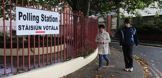 Irové hlasovali v referendu, zda si země ponechá dvoukomorový parlament, nebo zda zruší Senát.