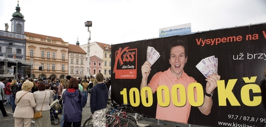 V roce 2009 rozhazovalo peníze Rádio Kiss v Českých Budějovicích z jeřábu.