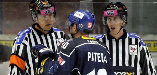 Hokejový veterán Pavel Patera se dohaduje s rozhodčími.