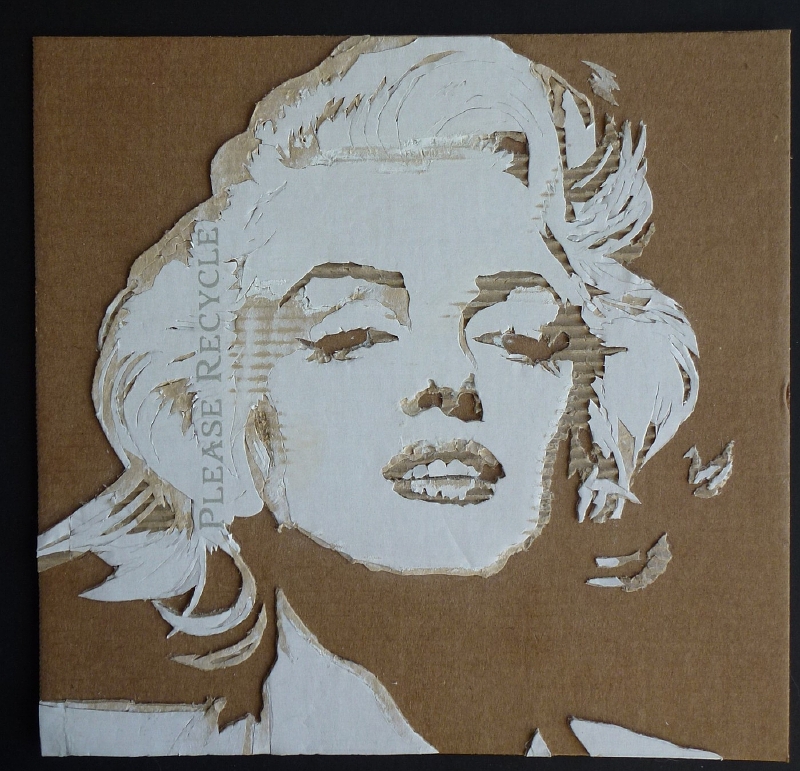 Navzdory tomu, že Giles Oldershaw trpí Parkinsonovou chorobou, dokáže z kartonu vyřezávat působivé portréty. Je libo ikonu Marilyn Monroe?