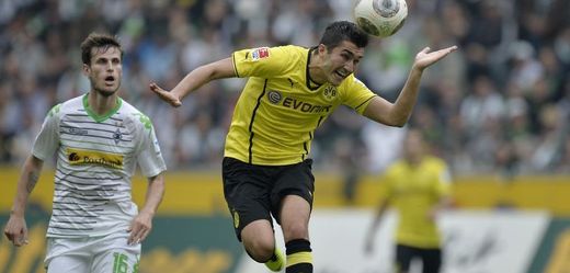 Dortmundský fotbalista Nuri Sahin odehrává balon do bezpečí.