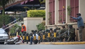 Keňské bezpečnostní oddíly při obléhání centra.