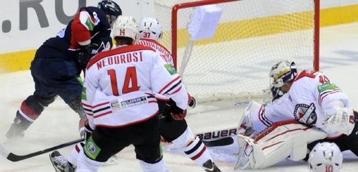 Hokejový útočník Václav Nedorost z Doněcku otevřel skóre jediného nedělního utkání KHL.