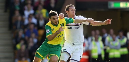Frank Lampard z Chelsea (vpravo) bojuje o míč se Snodgrassem z Norwiche.