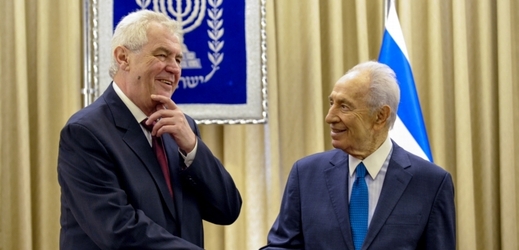 Český prezident Miloš Zeman (vlevo) a jeho izraelský protějšek Šimon Peres.