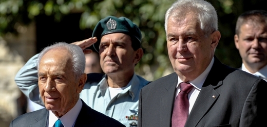 Izraelský prezident Šimon Peres (vlevo) a prezident České republiky Miloš Zeman.