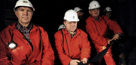 Premiér Robert Fico (uprostřed) se netají úmyslem těžbu uhlí podporovat.