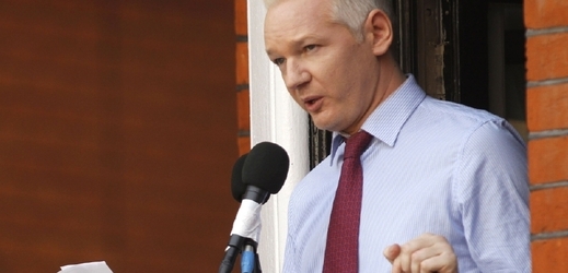 Assange v okně ekvádorské ambasády v Londýně. 