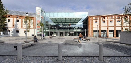 Společenské a obchodní centrum Breda & Weinstein v Opavě.