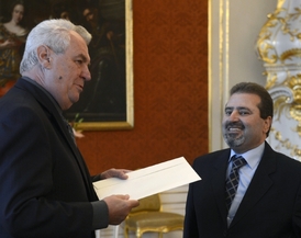 Nový palestinský velvyslanec v ČR Džamál Muhammad Džamál předal pověřovací listiny prezidentu Miloši Zemanovi.