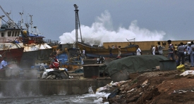 Pobřežní oblasti Indie bičoval nejprve silný vítr a déšť.