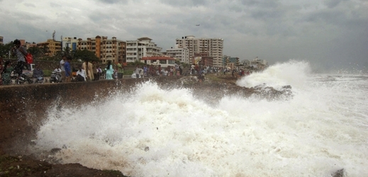 Indové sledují přílivové vlny na pobřeží Vishakhapatnam.
