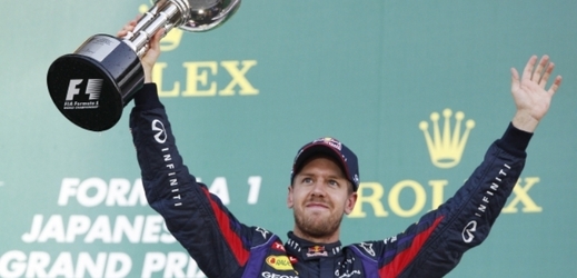 Sebastian Vettel s trofejí pro vítěze Velké ceny Japonska.