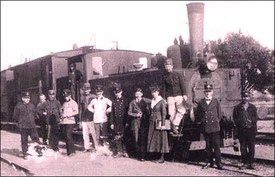 Železniční personál před I. světovou válkou, snímek z kroniky obce Dobrá Voda u Hořic.