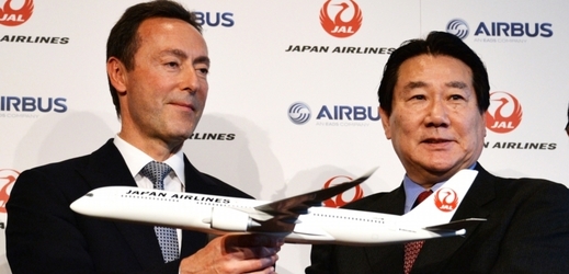 Ředitel Airbusu Fabrice Brégier (vlevo) a prezident Japonských aerolinek Yoshiharu Ueki představují nový model model letadel A350.