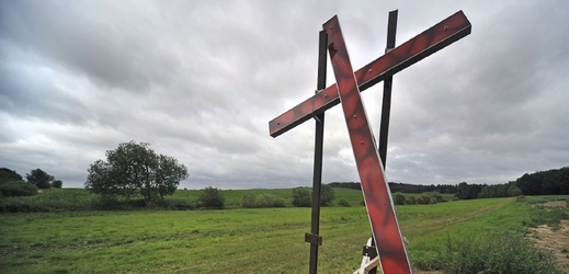 Pietní kříž v Dobroníně členové ČSNS přemalovali narůžovo. 