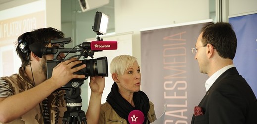TV Barrandov natáčí rozhovor s šéfem MasterCard Miroslavem Lukešem na konferenci Mobilní platby 2013.