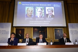 Trojice ekonomů, zleva: Eugene Fama, Lars Peter Hansen a Robert Shiller.