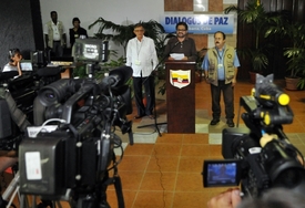 Delegace FARC na Kubě při tiskovce.