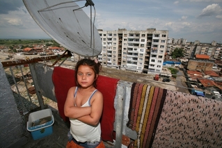 Zdevastované paneláky a spousta chatrčí, to je jedno z romských sídlišť v Bulharsku.