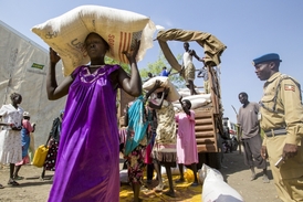 Ženy si odnášejí hmanitární pomoc v Jižním Súdánu.