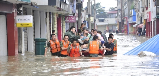 Červencové záplavy stály úředníka místo (ilustrační foto).