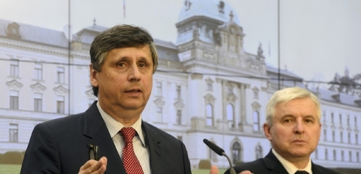 Ministr financí v demisi Jan Fischer (vlevo) a premiér v demisi Jiří Rusnok.