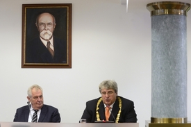 Prezident Miloš Zeman (vlevo) navštívil 15. října pražské sídlo Krajského úřadu Středočeského kraje a setkal se s hejtmanem Josefem Řihákem (vpravo).