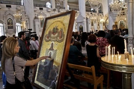 Syrští ortodoxní křesťané o Velikonocích v kostele v Damašku.