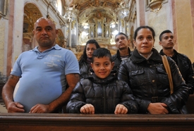 Romská rodina na mši. 