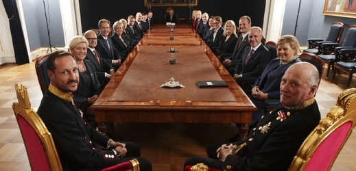 Nový norský kabinet. V čele stolu sedí norský král a princ.