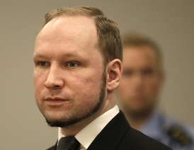 Masový vrah Breivik u soudu.