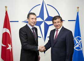 Šéf NATO Rasmussen a turecký ministr zahraničí Davutoglu.