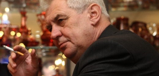 Miloš Zeman je náruživý kuřák.