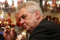 Miloš Zeman je náruživý kuřák.