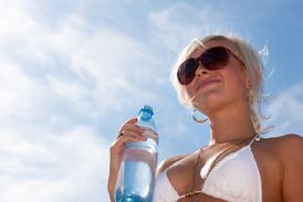 Dodržování pitného režimu je důležité především v teplých měsících, kdy se hodně potíme a voda z těla odchází rychleji (ilustrační foto).