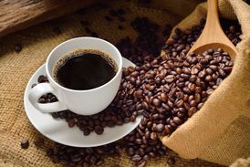 Pravidelné pití kávy pitnému režimu prý nevadí, naopak.