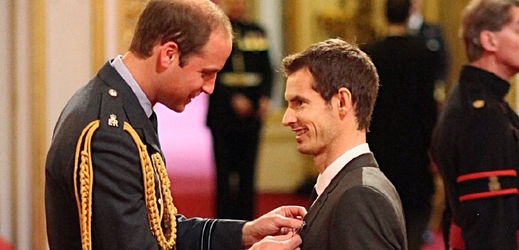 Andy Murray při slavnostním ocenění u prince Williama.