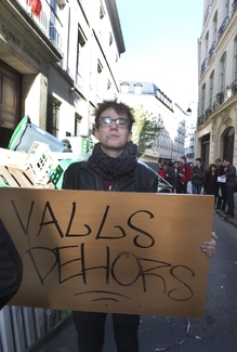Student žádající odstoupení ministra vnitra Manuela Vallse.
